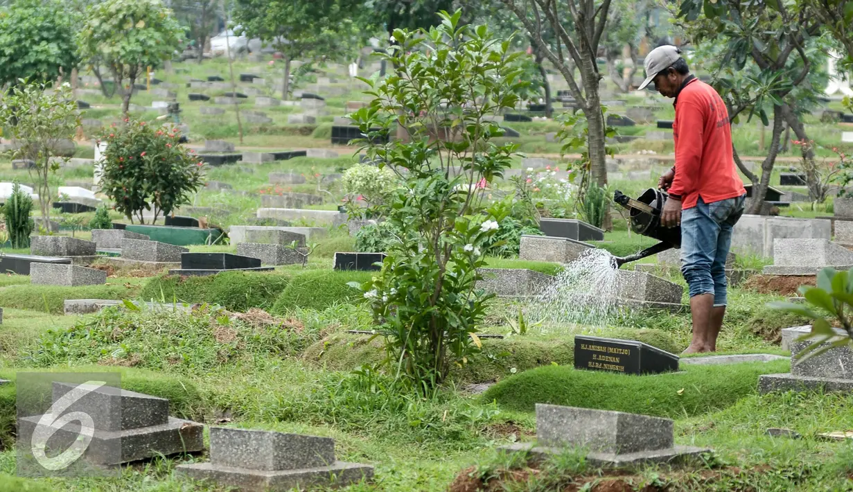 Penjaga menyirami makam di Tempat Pemakaman Umum (TPU) Karet Bivak, Jakarta, Rabu (13/7). Sudin Pertamanan dan Pemakaman Jakarta Pusat akan buat ratusan lubang biopori di TPU Karet Bivak agar makam tidak tergenang saat hujan. (Liputan6.com/Yoppy Renato)