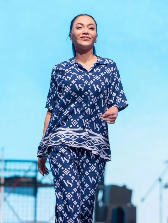 Denada mengenakan setelan baju tidur dengan atasan lengan pendek warna navy bermotif serasi dengan celana panjangnya.  [@sarwendah29]