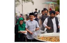 6 Potret Bobon Santoso Masak Besar Bareng Ustaz Derry Sulaiman Usai Menjadi Mualaf di Bulan Ramadan