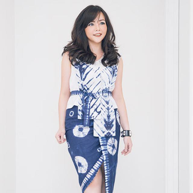 Ootd Kreatif Pakai Kain Batik Ala Yuana Tanaya Fashion Fimela Com Goyang tiktok cuma pake kain batik. ootd kreatif pakai kain batik ala