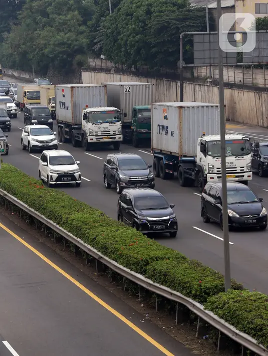 Mobil melintasi jalan Tol Tangerang-Jakarta di Tangerang, Banten, Rabu (30/3/2022). Mulai April 2022, Korlantas Polri akan menerapkan tilang elektronik bagi pengendara yang memacu kecepatan hingga 120 km per jam di jalan tol. (Liputan6.com/Angga Yuniar)