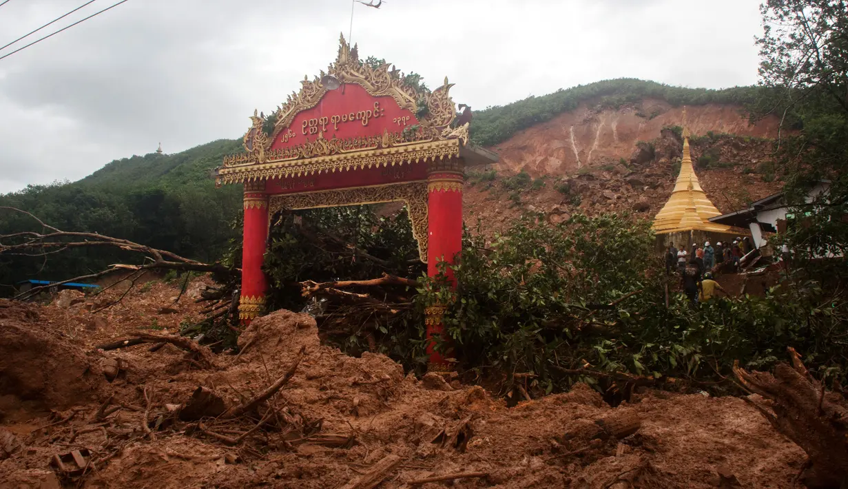 Kerusakan yang disebabkan tanah longsor di desa Thalphyugone di kota Paung, negara bagian Mon (9/8/2019). Tanah longsor yang disebabkan oleh hujan lebat menewaskan sedikitnya 13 orang dan melukai puluhan lainnya di Myanmar timur. (AFP Photo/Chit Ko Lin)