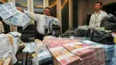 Petugas Bareskrim menunjukan lembaran uang palsu, Jakarta, Senin (7/12/2015 Ratusan lembar uang palsu tersebut diduga akan disebar dalam pilkada serentak (Liputan6.com/Yoppy Renato)