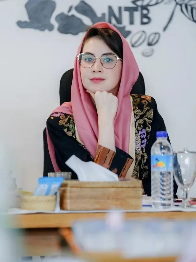 Arumi Bachsin cantik dengan kerudung (Instagram/arumibachsin_94)
