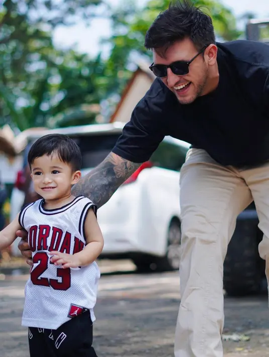 Pria yang mualaf sejak tahun 2014 silam itu juga siap menjaga Adzam. "Aku pun juga akan selalu menjaga kamu nak," kata Ladislao seperti dilansir dari kanal Youtube Nathalie Holscher. [Instagram/ladislao_9]