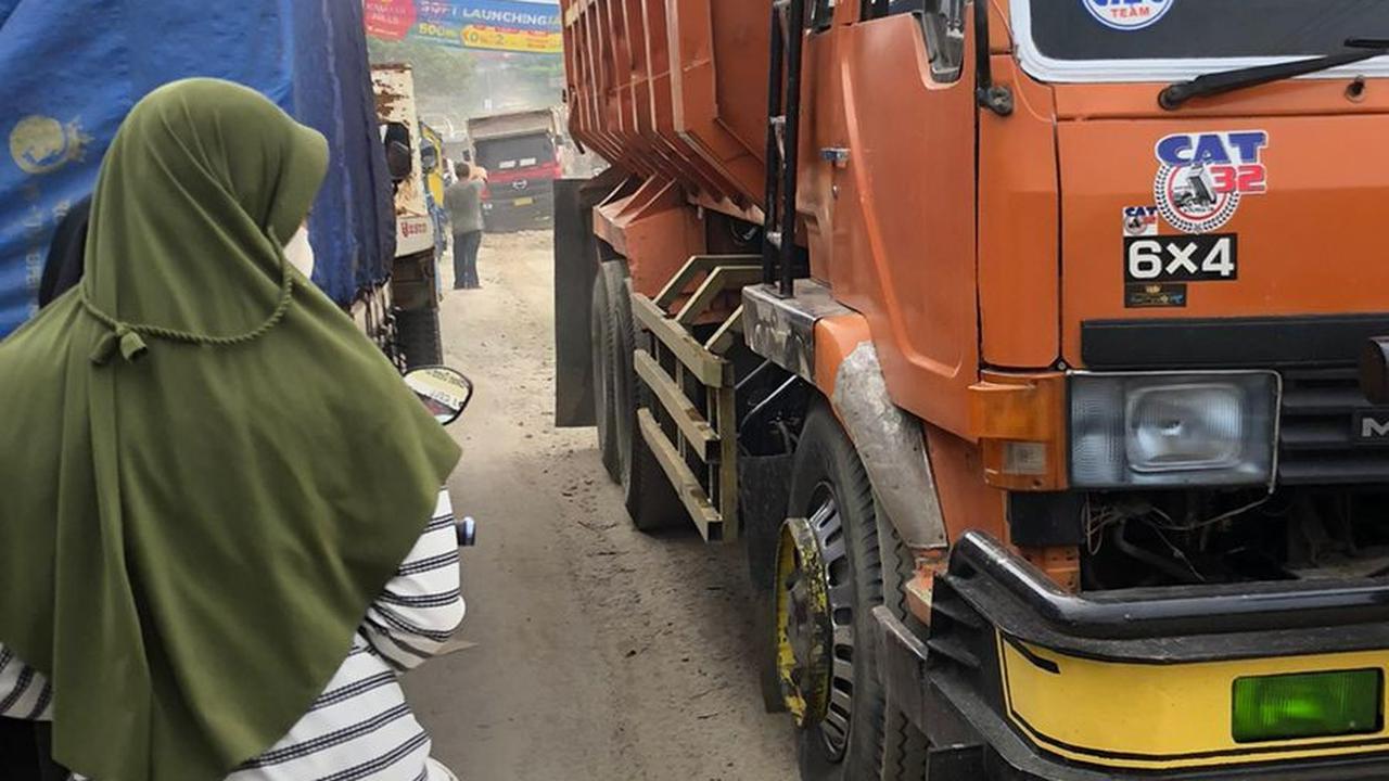 Nestapa Warga Parung Panjang: Jalan Rusak, Pasrah Lihat Truk Melintas Hingga Hirup Udara Kotor