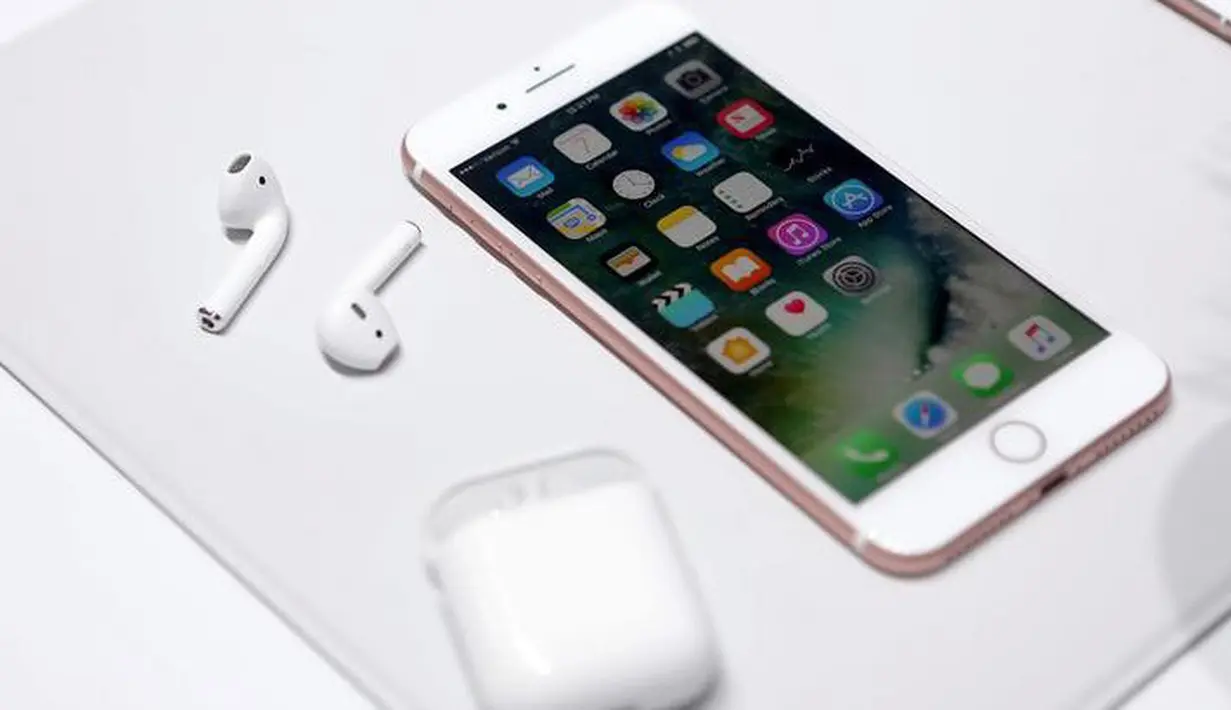 Apple iPhone7 dan AirPods ditampilkan selama peluncuran dan disiarkan secara langsung melalui berbagai media di Bill Graham Civic Auditorium Apple, San Francisco, (07/9) (Reuters/Beck Diefenbach)