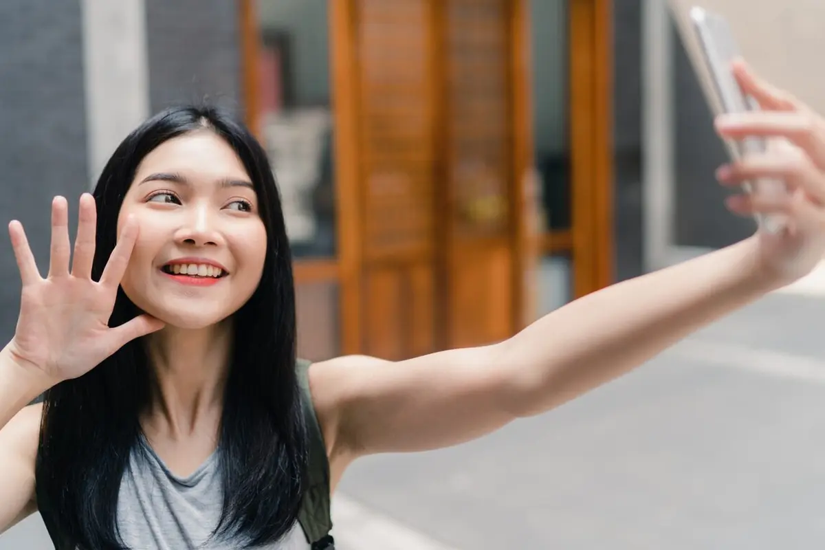 Cara Tampil Lebih Percaya Diri di Depan Kamera, Yuk Coba! - Cover