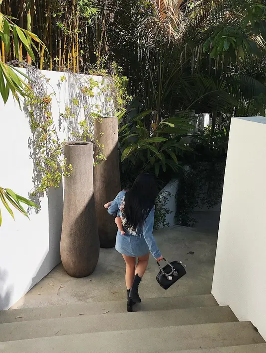 Dalam sebuah cuitan di Twitter, Nicki Minaj benar-benar menyebut nama Travis Scott dan Kylie Jenner karena si bungsu Kardashian tersebut hadir di konser bersama Stormi. (instagram/kyliejenner)