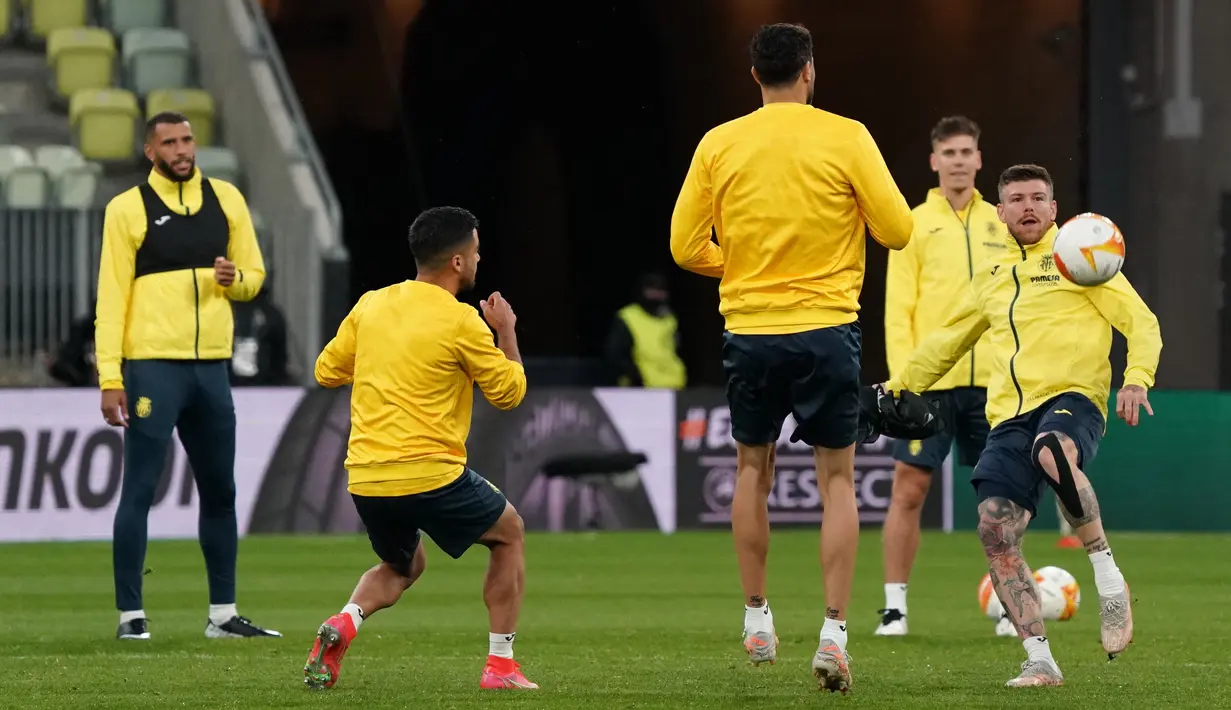 Para pemain Villarreal menghadiri sesi latihan pada malam pertandingan Final Liga Eropa menghadapi di Gdansk, Selasa (25/5/2021). Final Liga Europa akan mempertemukan Villareal vs Manchester United (MU) pada Kamis, 27 Mei 2021 di Stadion Energa. (JANEK SKARZYNSKI / AFP)