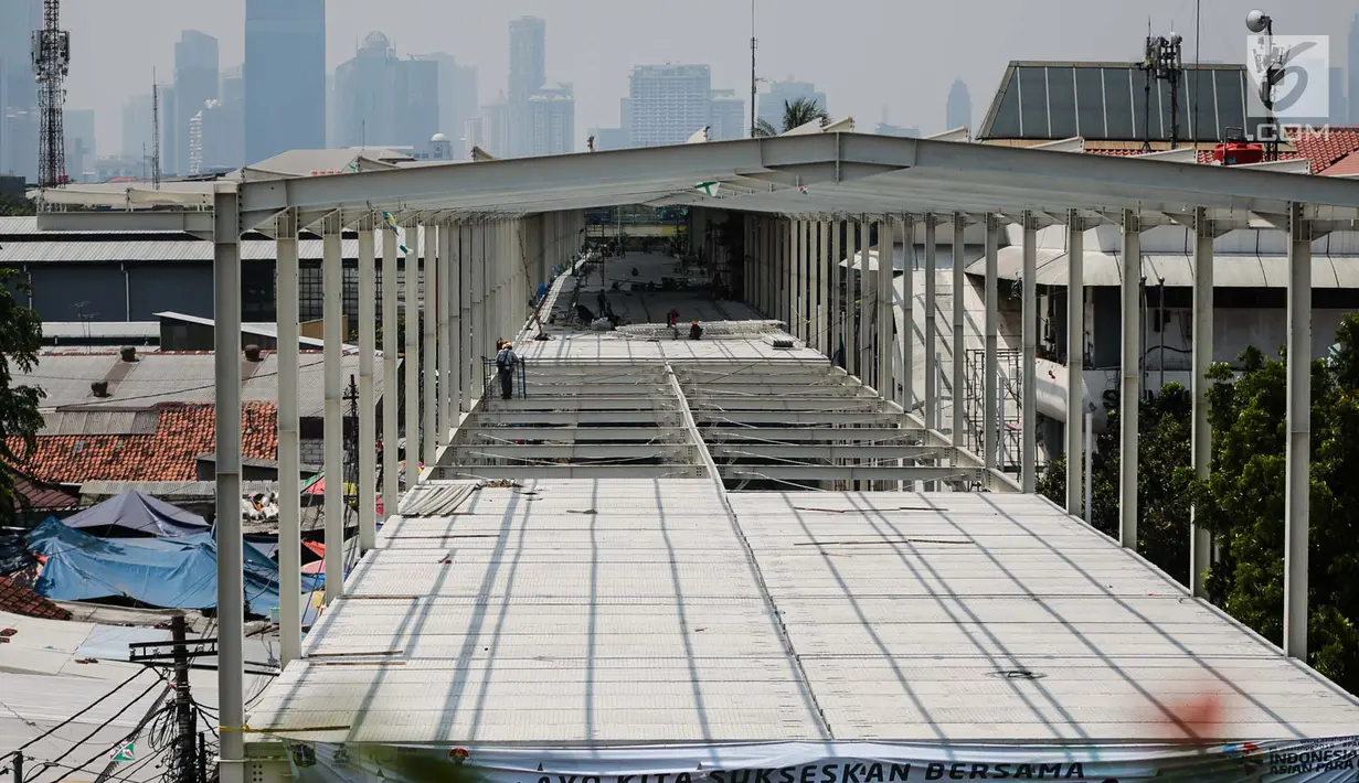Pekerja menyelesaikan proyek pembangunan jembatan multiguna (skybridge) Tanah Abang di Jakarta, Selasa (9/10). Jembatan yang ditaget selesai pada 15 Oktober ini dibangun dengan panjang 386,4 meter dengan lebar 12 meter. (Liputan6.com/Faizal Fanani)