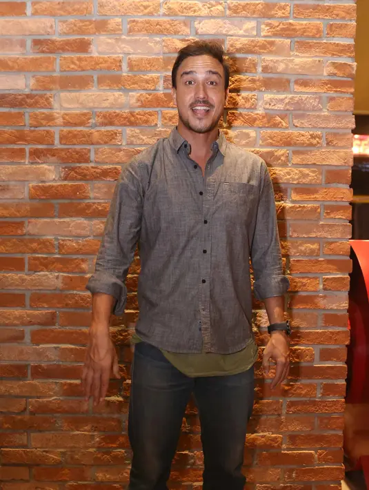 "Agak ada pressure ya. Si Trinity sendiri ngerjain buku ini tuh banyak banget fansnya, jadi untuk sesuai standard-nya pembaca dan penonton itu agak buat saya stres awal-awal," jelas Hamish. (Nurwahyunan/Bintang.com)