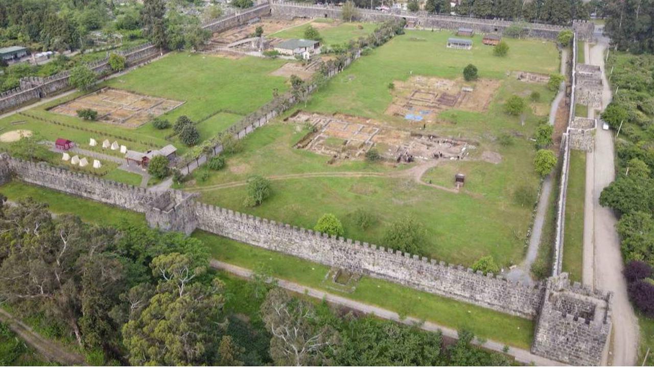 Menggali Selama 10 Tahun di Benteng Romawi, Arkeolog Akhirnya Temukan Plakat Emas dari Abad Kedua Masehi