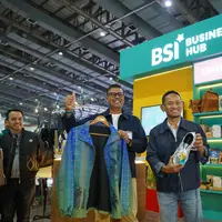 Direktur Utama BSI Anggoro Eko Cahyo (kiri) didampingi SEVP Consumer Product Solution BSI Wawan Setiawan meninjau produk UMKM pada gelaran BSI International Expo 2026 di Jakarta International Convention Center (JICC), Jakarta, Jumat (23/10).