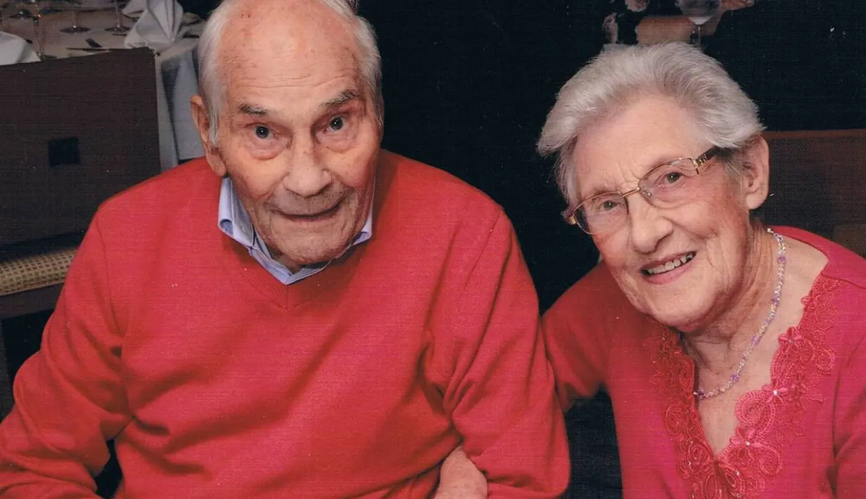 George Kirby dan Doreen Luckie memecahkan rekor sebagai pasangan dengan jumlah usia paling banyak yang pernah ada di dunia. Saat pernikahan berlangsung di 13 Juni 2015, George berusia 103 tahun dan istrinya menginjak usia 91 tahun. (huffingtonpost.co.uk)