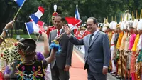 Presiden Joko Widodo (Jokowi) mendampingi Presiden Prancis Francois Hollande setibanya di Istana Merdeka, Jakarta, Rabu (29/3). Kehadiran Presiden Hollande disambut dengan upacara kenegaraan. disambut dengan upacara kenegaraan. (Liputan6.com/Angga Yuniar)