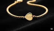 Gelang Rantai Kotak Emas dengan Bandul Hati Ukiran Nama/Rantai Emas Kuning Custom Nama Tren 2025 (Sumber: gemini.com)