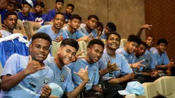 Sejumlah pemain Papua Football Academy (PFA) berfoto bersama saat acara pelepasan menuju Gothia Cup 2025 di Ruang Teater Kemenpora RI, Jakarta, Jumat (11/07/2025). (Bola.com/Bagaskara Lazuardi)