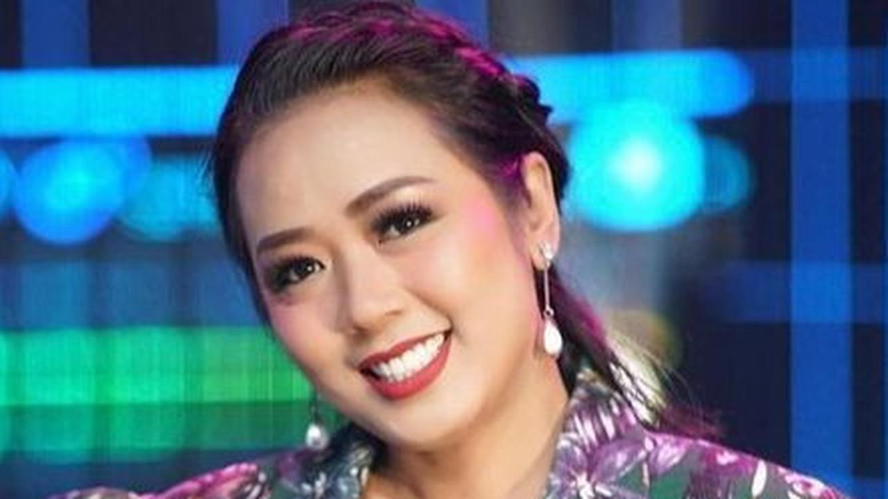 Bukan rahasia lagi, Soimah dikenal memiliki kekayaan berlimpah di kampung halamannya, tetapi penampilannya tetap sederhana.