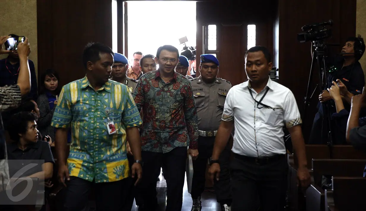 Gubernur DKI, Basuki Tjahaja Purnama tiba di Pengadilan Tipikor Jakarta, untuk menjadi saksi dalam persidangan dengan terdakwa Mohamad Sanusi, Senin (4/9). Ahok menjadi saksi atas kasus dugaan suap raperda tentang reklamasi. (Liputan6.com/Faizal Fanani)