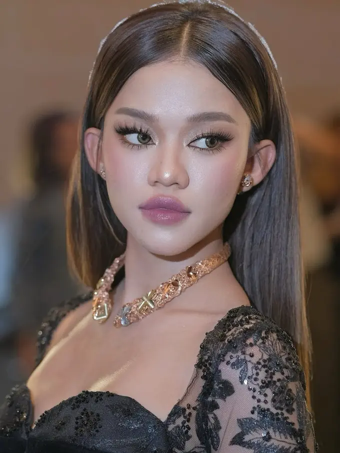 Potret Ummi Quary dengan Gaya Foxy dan Fuller Lips, Bikin Pangling di Premiere Film Pamali