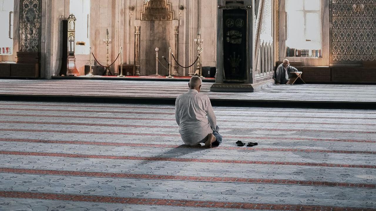 2. Rakaat Pertama<br><br>Pada rakaat pertama, lakukan takbir sebanyak tujuh kali sebelum membaca surah Al-Fatihah. Kemudian, lanjutkan dengan rukuk, sujud, duduk di antara sujud, sujud kedua, dan akhiri dengan salam seperti dalam shalat sunnah lain.