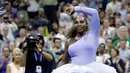 Serena Williams berputar usai mengalahkan Carina Witthoeft selama putaran kedua turnamen tenis AS Terbuka di New York, AS, Rabu (29/8). Gaya busana Serena menggabungkan kesukaannya akan balet serta karakter olahraga tenis. (AP Photo/Julio Cortez)