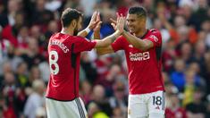 Pemain Manchester United, Bruno Fernandes (kiri) dan Casemiro, melakukan selebrasi setelah keduanya mencetak gol ke gawang Nottingham Forrest dalam pertandingan pekan ketiga Premier League 2023/2024 yang berlangsung di Old Trafford, Manchester, Inggris, Sabtu (26/8/2023). (AP Photo/Jon Super)