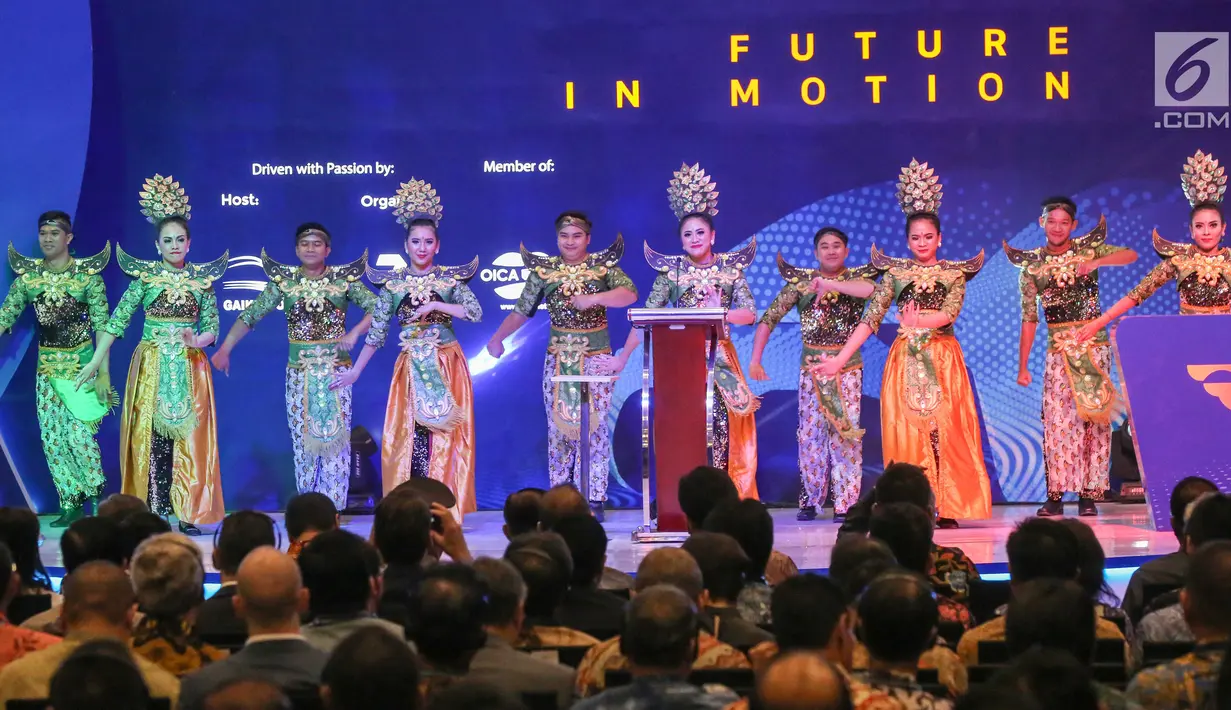 Tarian Genturan Javista mengiringi pembukaan pameran Gaikindo Indonesia Internasional Auto Show (GIIAS) 2019 di ICE BSD, Serpong, Tangerang, Kamis (18/7/2019). Lebih dari 300 merek ambil bagian dalam pameran tahunan yang digelar pada 18 hingga 28 Juli 2019. (Liputan6.com/Fery Pradolo)