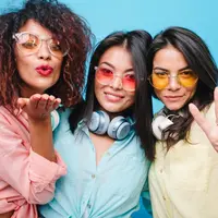 Pakaian dengan warna ini akan membuatmu terlihat lebih cerah. /copyright Freepik