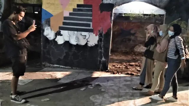Geliat Seniman Mural Bengkulu Di Puing Kediaman Veteran Perang