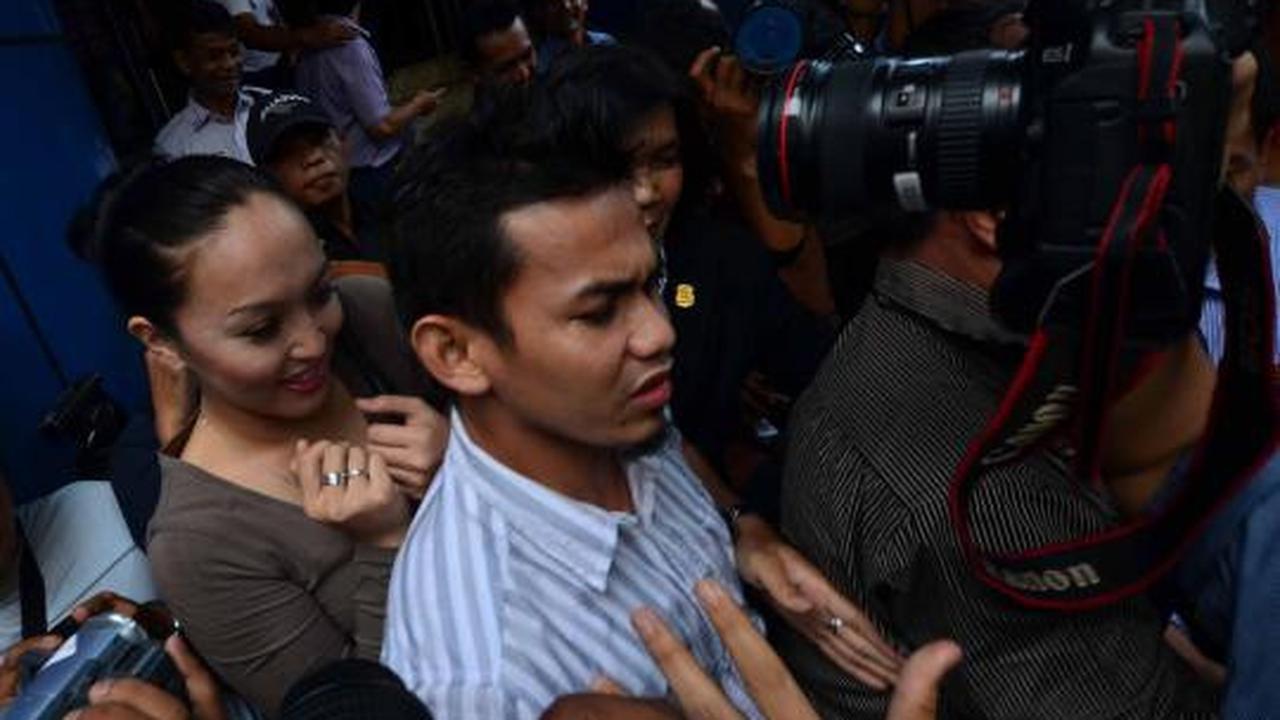 Angelina Sondakh dikawal oleh petugas keamanan KPK memasuki rumah taha 