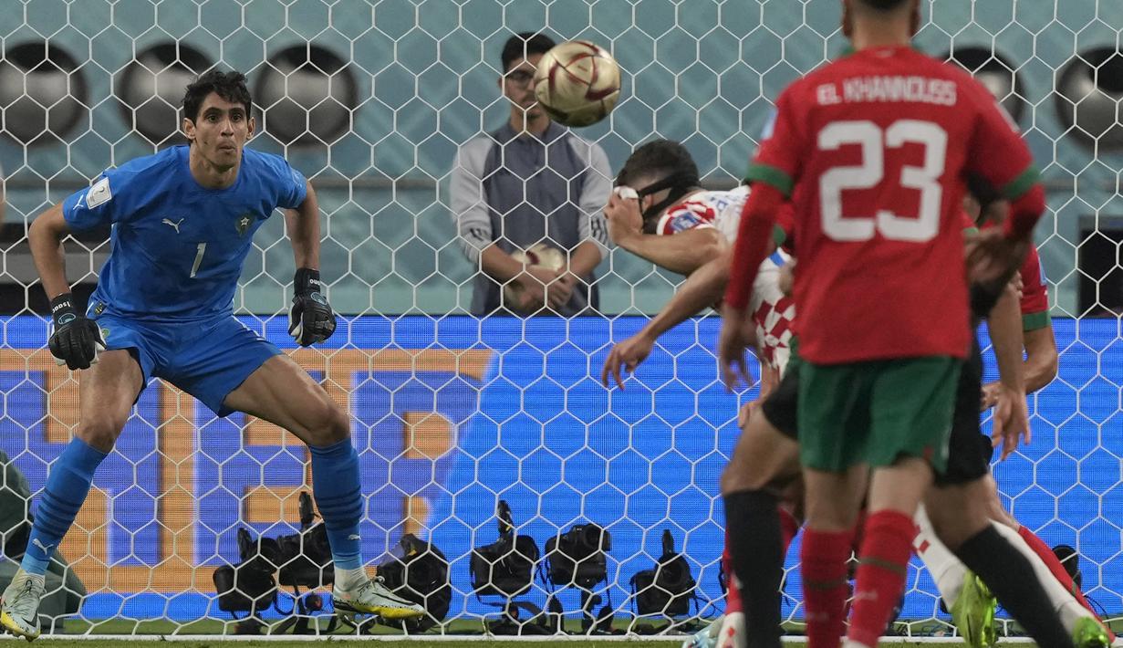 Pemain Timnas Kroasia, Josko Gvardiol (tengah) menyundul bola ke gawang Maroko yang yang membuahkan gol pada menit ke-7 dalam pertandingan perebutan tempat ketiga di Piala Dunia 2022 yang berlangsung di Khalifa International Stadium, Doha, Sabtu (17/12/2022). (AP Photo/Frank Augstein)