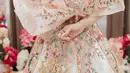 Detail korset dan slim fit mengekspos tubuh ramping dari Cindy Yuvi. Ditambah dengan jubah panjang hingga menyapu karpet yang menambah kesan dramatis dan glamor. [@cindyyuvia].