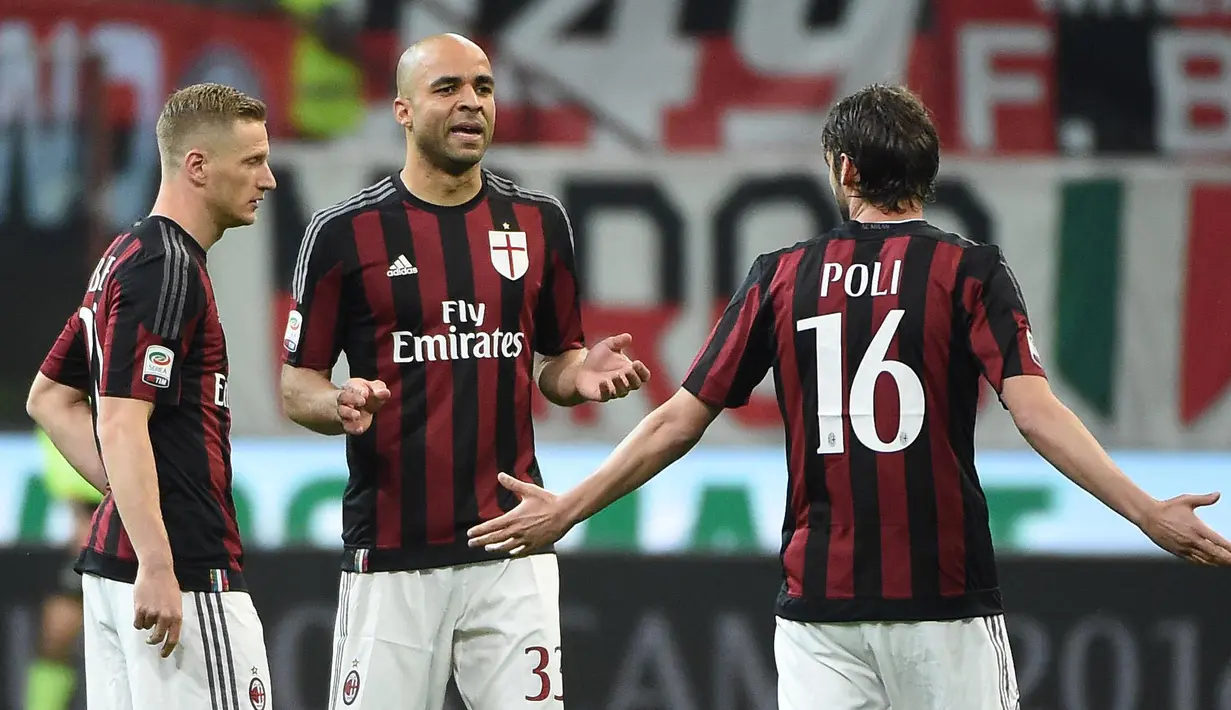 Para pemain AC Milan terlihat sedang berkoordinasi ketika susah menjebol gawang Carpi FC pada lanjutan Serie A Italia di Stadion Giuseppe Meazza, Milan, Italy,Kamis (21/4/2016) atau Jumat dini hari WIB. (EPA/Daniel Dal Zennaro)