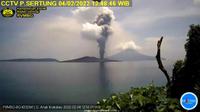 Erupsi gunungapi Anak Krakatau terpantau dari CCTV Pulau Sertung, Jumat (4/2/2022) (BNPB)
