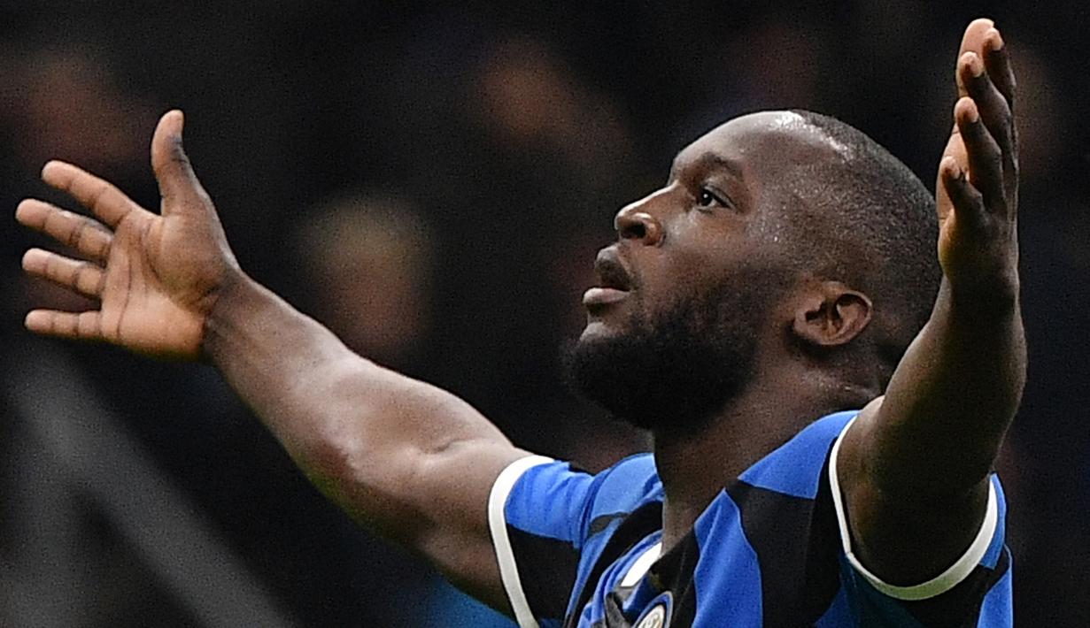 Sebagai salah satu klub besar Eropa, Inter Milan yang musim ini masih bertahan di babak semifinal Liga Champions Eropa, tercatat pernah memiliki striker-striker haus gol. Beberapa di antaranya bahkan langsung tampil tajam di musim perdananya bersama Inter Milan dengan menjadi top skor klub di semua ajang. Seperti 5 pemain berikut ini. (AFP/Marco Bertorello)