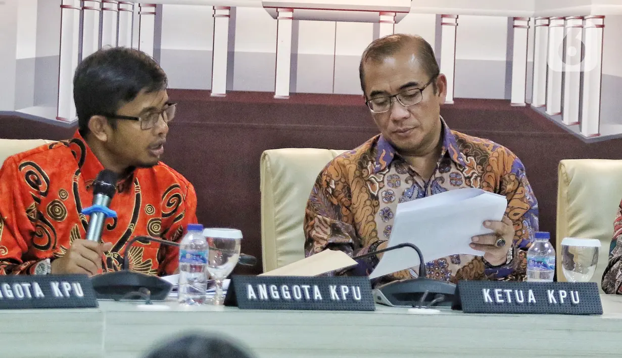 Ketua Komisi Pemilihan Umum (KPU) Republik Indonesia Hasyim Asy’ari dan Anggota KPU Idham Holik saat memberikan keterangan terkait bakal calon anggota legislatif (bacaleg) DPR RI dalam daftar calon sementara (DCS) untuk Pemilu 2024 di Jakarta, Jumat (19/8/2023). (Liputan6.com/Angga Yuniar)