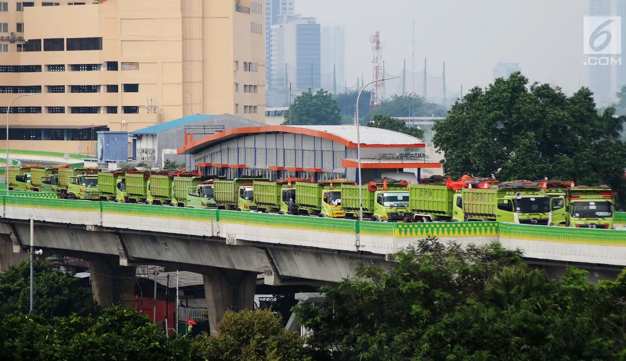 Sejumlah truk bersiap melintas di jalan layang Koridor 13 Transjakarta Tendean - Ciledug saat uji kelayakan, Jakarta, Kamis (20/7). (Liputan6.com/Angga Yuniar)