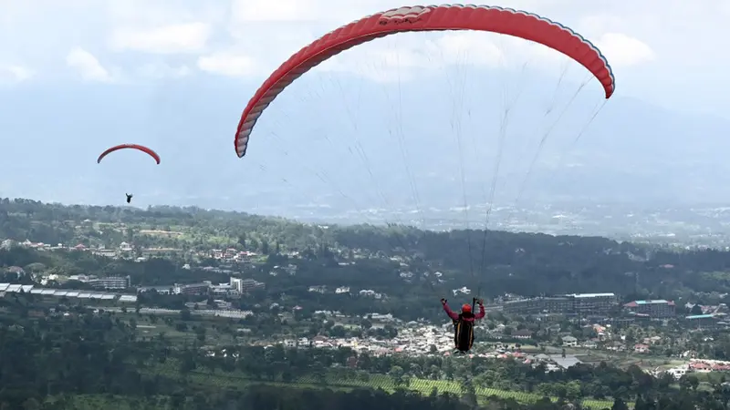 FOTO: Memacu Adrenalin Naik Paralayang di Puncak Bogor