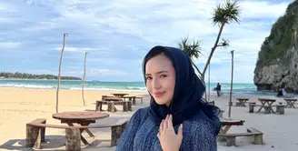 Beby Tsabina selama di Aceh membagikan beberapa foto dirinya. Termasuk saat berada di pantai indah, Aceh. Beby tampil dengan busana serba navy. [@bebytsabina]