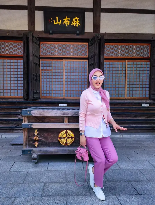 <p>Liburan di Tokyo, Jepang, Syahrini memancarkan pesona cantiknya dalam balutan busana stylish. Pelantun lagu 'Sesuatu' ini memberikan vibe ala cewek kue dengan balutan hijab, cardigan, celana, dan tas warna pink. (Instagram/princessyahrini)</p>