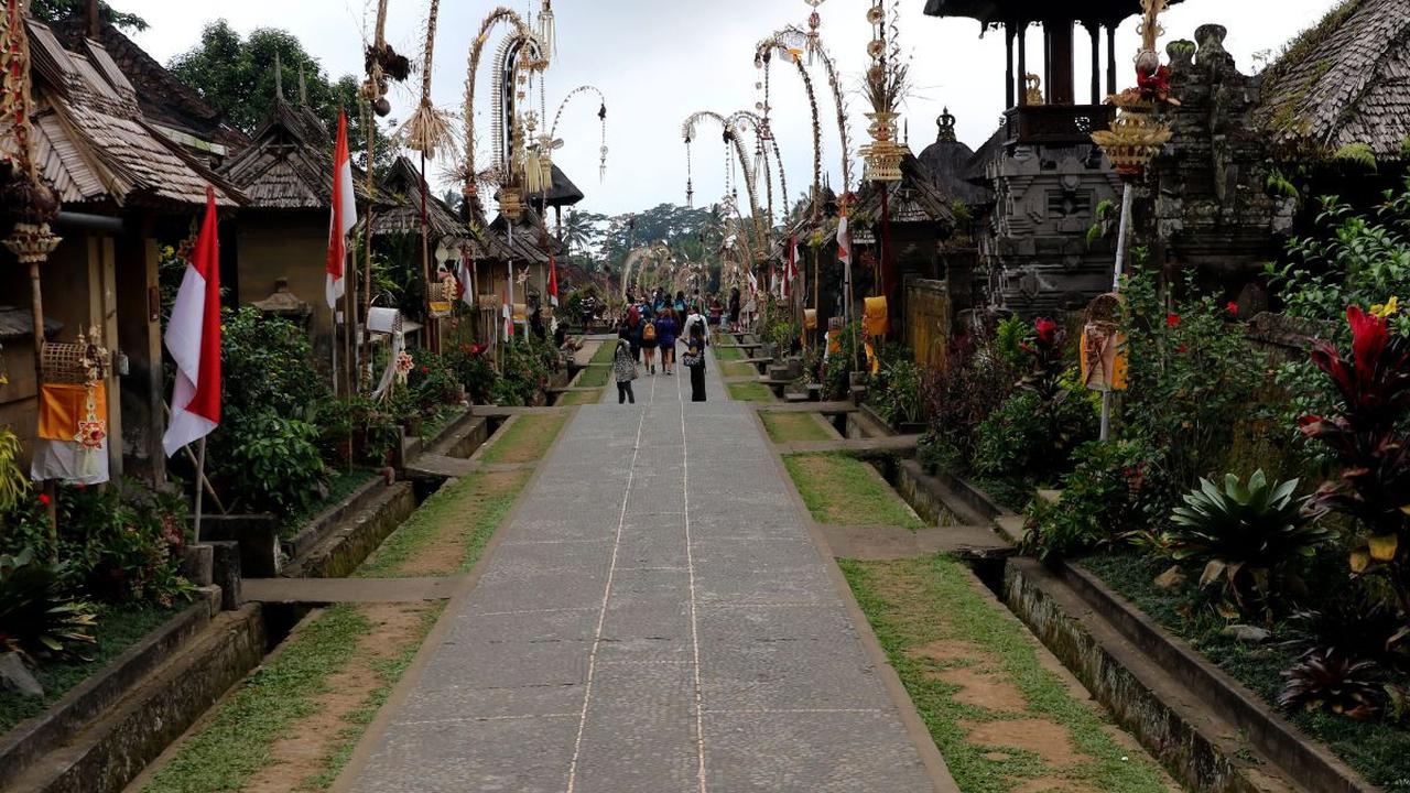 Sebagai desa wisata, beberapa warga Desa Penglipuran menyediakan rumahnya untuk
dijadikan tempat menginap bagi para wisatawan