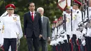 Presiden Jokowi (tengah) berjalan ditemani Presiden Singapura, Tony Tan (kanan) saat menginspeksi barisan tentara dalam seremonial penyambutan di Istana Kepresidenan Singapura, Selasa, (28/7/2015).Jokowi membawa misi ekonomi (REUTERS/Edgar Su)