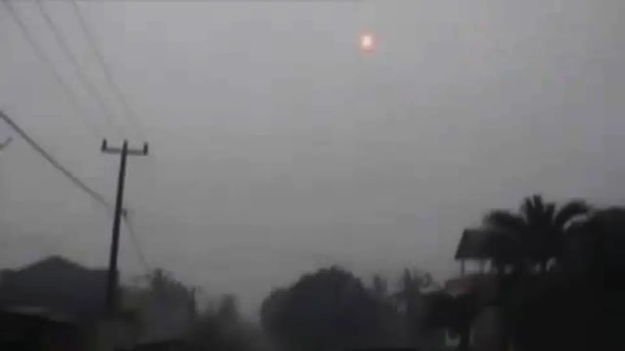 Selimut Asap Jambi Menebal, Matahari Seakan Bulan Merah
