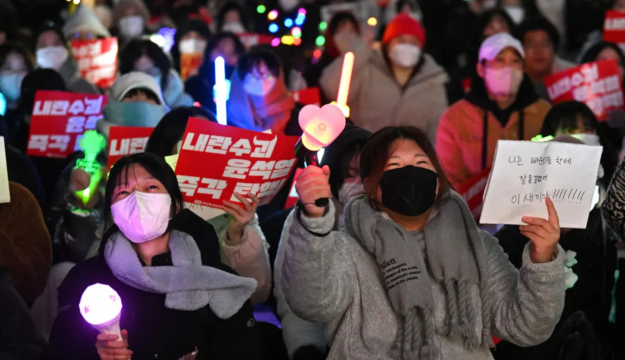 Puluhan ribu warga Korea Selatan berunjuk rasa dan memenuhi ruas-ruas jalanan di dekat gedung Majelis Nasional di bagian barat Seoul. (Jung Yeon-je/AFP)