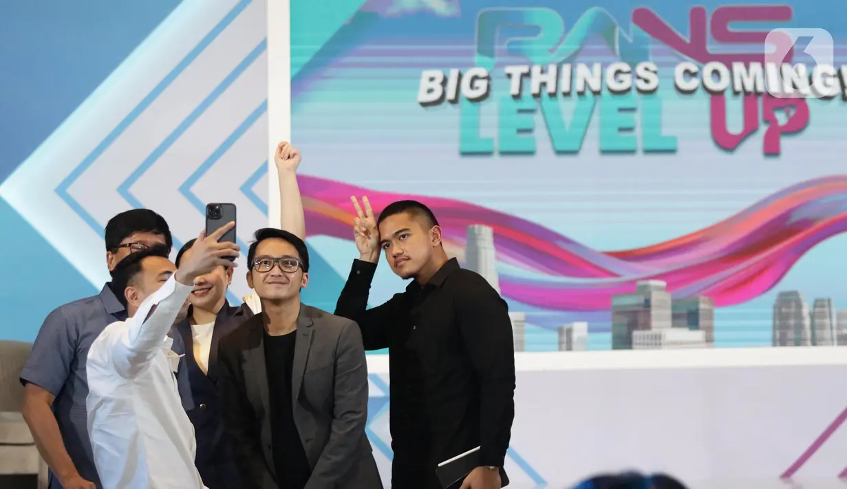 Founder RANS Entertainment Raffi Ahmad bersama CEO RANS Entertainment Nagita Slavina, Co-Founder Kaesang Pangarep dan Co-Founder & Chairman of VCGamers Wafa Taftazani berswafoto bersama usai peluncuran RansVerse di Jakarta, Jumat (1/4/2022). (Liputan6.com/Helmi Fithriansyah)