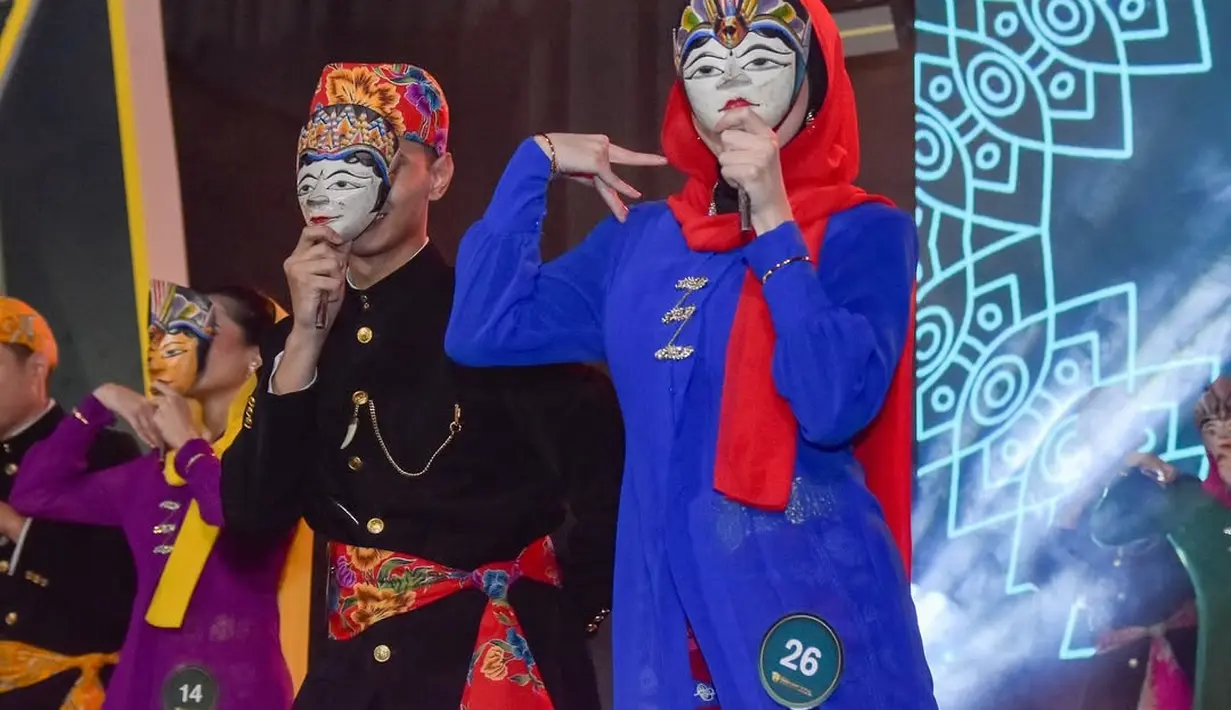 Penampilannya semakin mencuri perhatian berkat kerudung merah menyala dan inner hitam yang kontras, menciptakan tampilan yang bold namun tetap sopan. [@isabel.azhari].