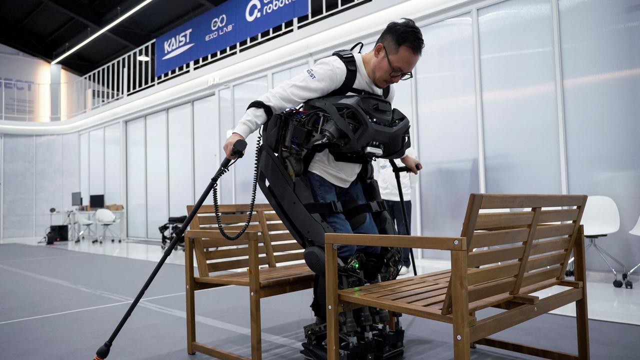 Robot Iron Man buatan Korea Selatan untuk bantu penderita lumpuh bisa berjalan