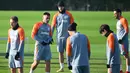 Penyerang Inter Milan #10 Lautaro Martinez (kedua kiri) dan rekan satu timnya menghadiri sesi latihan menjelang lanjutan Liga Champions 2023/2024, di Suning Training Center di Appiano Gentile, dekat Milan, Senin (11/12/2023). (MARCO BERTORELLO / AFP)